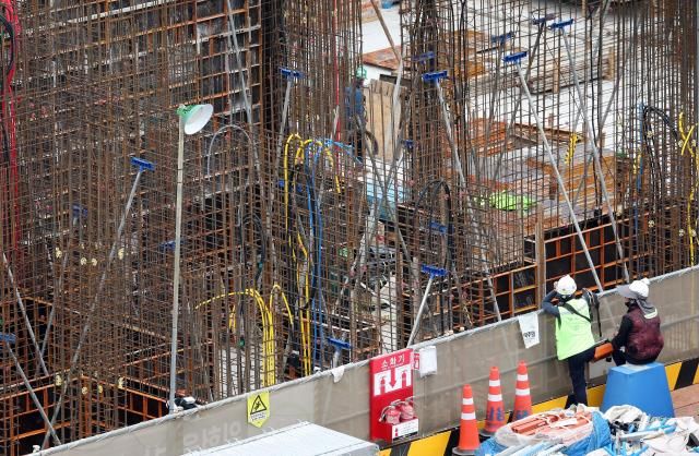 서울 시내 한 아파트 건설 현장에서 작업자들이 작업을 하고 있다 사진연합뉴스