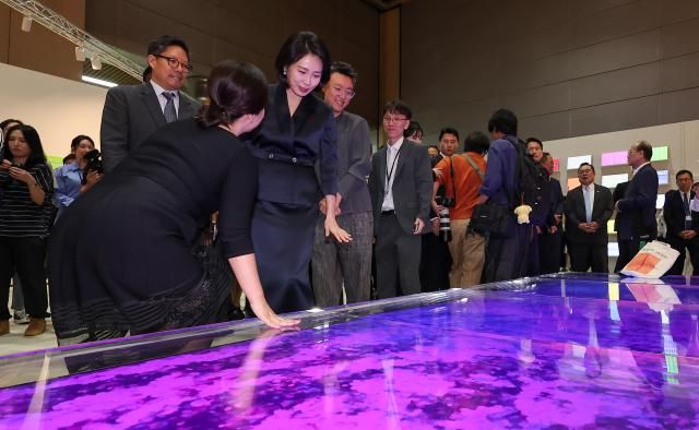 이재명 대통령의 부인 김혜경 여사가 3일 서울 강남구 코엑스에서 열린 프리즈 서울 2025 VIP 프리뷰 데이에서 LG OELD 부스를 찾아 작품 관람을 하고 있다사진연합뉴스