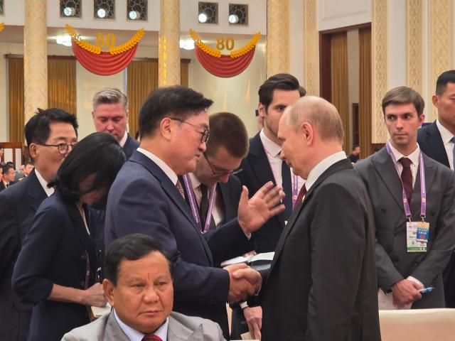 서울연합뉴스 우원식 국회의장이 3일 중국 베이징에서 열린 제80주년 중국 전승절 열병식 및 환영 리셉션에서 블라디미르 푸틴 러시아 대통령과 대화하고 있다사진국회의장실