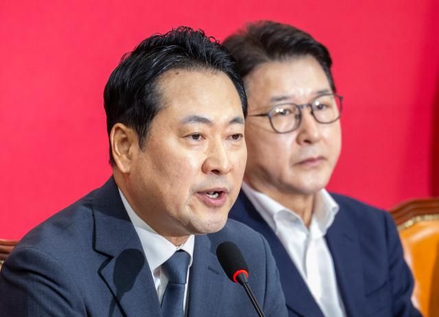 장동혁 국민의힘 대표가 3일 국회에서 열린 긴급 최고위원회 회의에서 전날 내란특검이 국민의힘에 대해 진행한 압수수색을 강력히 비판하는 발언을 하고 있다 사진연합뉴스