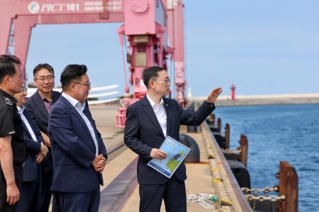 이명구 관세청장가운데이 3일 포항 영일만항을 방문해 2025 경주 APEC 정상회의 행사 참석자들의 입·출국 편의를 위한 여행자 통관지원 준비 상황을 점검하고 있다 사진관세청