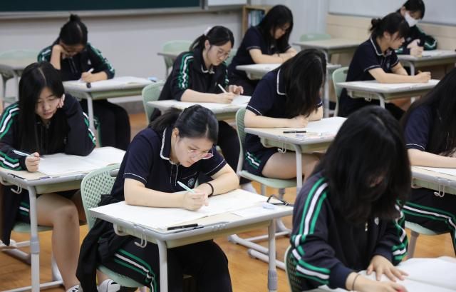 2026학년도 대학수학능력시험 9월 모의평가가 시험일인 3일 오전 부산 금정구 사대부고 학생들이 문제를 풀고 있다 사진연합뉴스 