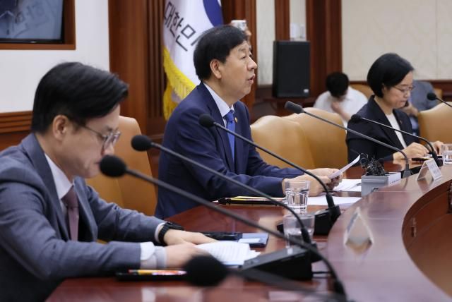 구윤철 부총리 겸 기획재정부 장관이 3일 서울 종로구 정부서울청사에서 열린 경제관계장관회의 겸 산업경쟁력강화 관계장관회의에서 발언하고 있다 사진연합뉴스