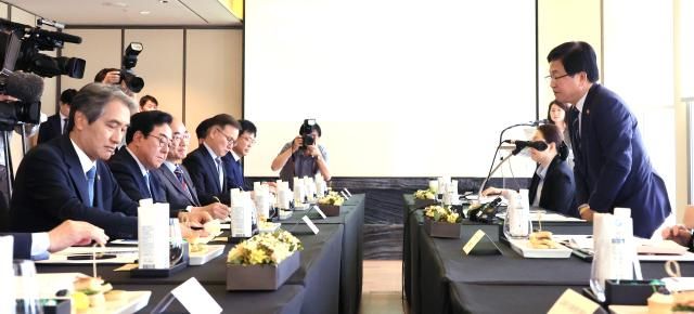 최교진 부총리 겸 교육부 장관이 30일 서울 포시즌스 호텔에서 열린 국가 균형성장을 위한 지방대학 육성 거점 국립대 총장 간담회에서 인사말을 하고 있다 2025930 사진연합뉴스 