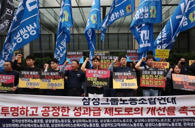 30일 서울 서초구 삼성전자 서초사옥 앞에서 열린 투명한 성과급 제도로의 개선을 촉구하는 기자회견에서 삼성그룹노조연대 등 참석자들이 구호를 외치고 있다 사진연합뉴스