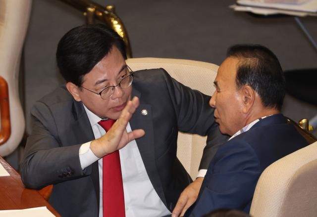 송언석 국민의힘 비상대책위원장 겸 원내대표가 23일 국회 본회의에서 박덕흠 의원과 대화하고 있다 사진연합뉴스