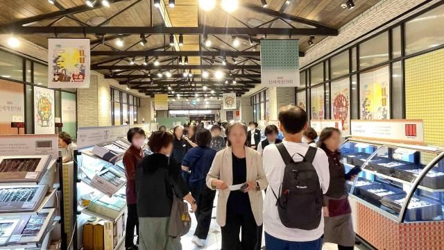 신세계백화점 명절 선물세트 행사장에서 고객들이 상품을 고르고 있다 사진신세계백화점