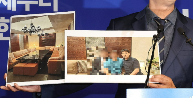 노종면 더불어민주당 선대위 대변인이 지난 5월 19일 서울 여의도 당사에서 윤석열 전 대통령의 내란 혐의 사건 재판장인 지귀연 서울중앙지법 부장판사가 유흥업소에서 접대받았다는 의혹을 제기하며 관련 사진을 공개하고 있다 사진연합뉴스