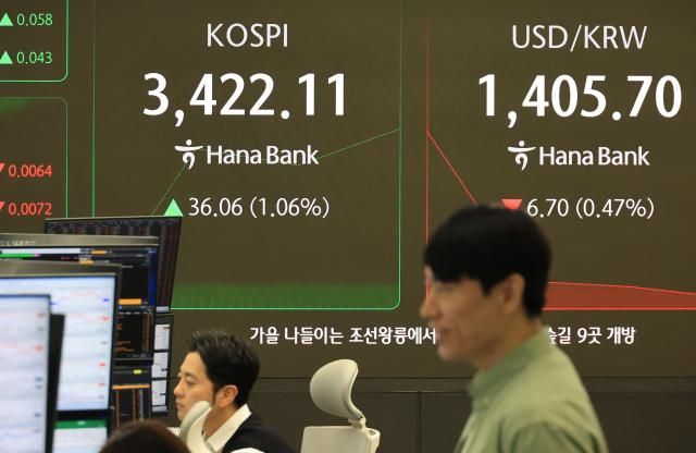 29일 서울 중구 하나은행 본점에서 직원들이 증시와 환율을 모니터하고 있다 사진연합뉴스