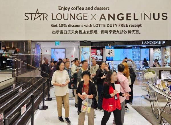 지난 29일 서울 중구 롯데백화점 본점 면세점을 방문한 중국인 단체 관광객들이 매장을 둘러보고 있다 사진홍승완 기자