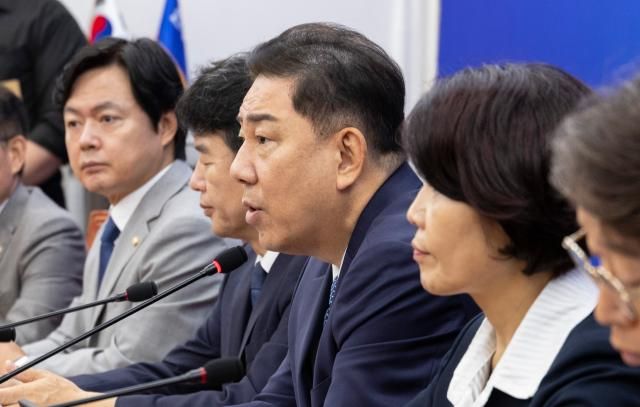 더불어민주당 김병기 원내대표가 30일 국회에서 열린 원내대책회의에서 발언하고 있다 사진연합뉴스