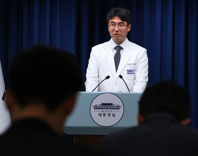 이재명 대통령 주치의 박상민 교수가 30일 용산 대통령실에서 영부인 김혜경 여사 이석증 진단 관련 브리핑을 하고 있다사진연합뉴스