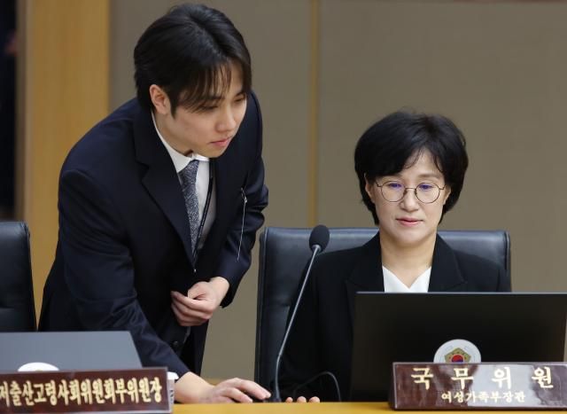 원민경 신임 여성가족부 장관이 지난 16일 정부세종청사에서 열린 제42회 국무회의에 참석해 관계자로부터 설명을 듣고 있다 사진연합뉴스