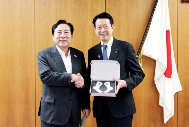 김기문 중소기업중앙회장왼쪽과 무토 요지 일본 경제산업성 대신이 8월 1일현지시간 일본 도쿄에서 한일 중소기업 공동포럼 관련 논의를 한 뒤 기념촬영을 하고 있다 사진중소기업중앙회