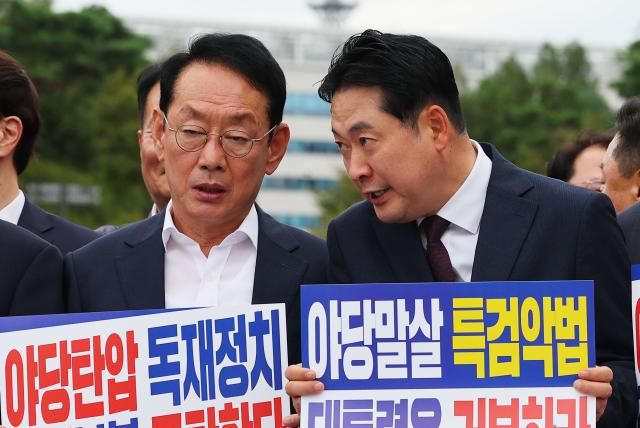 장동혁 국민의힘 대표와 김도읍 정책위의장이 12일 서울 용산 대통령실 앞에서 열린 정치보복 불법특검 규탄대회에 참석해 대화하고 있다 사진연합뉴스