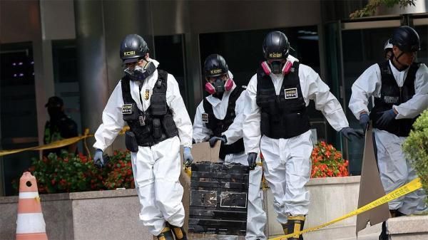 29일 오전 대전 유성구 국가정보자원관리원 화재 현장에서 경찰 관계자들이 불이 붙었던 무정전·전원 장치UPS용 리튬이온배터리를 옮기고 있다 사진연합뉴스