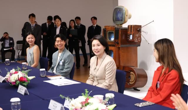 이재명 대통령과 미국을 방문 중인 김혜경 여사가 지난 25일현지시간 뉴욕한국문화원에서 차세대 예술가 간담회를 하고 있다 사진연합뉴스