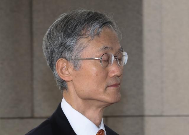 조희대 대법원장이 26일 서울 서초구 대법원으로 출근하고 있다사진연합뉴스