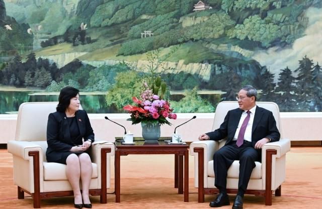 리창 중국 국무원 총리오른쪽와 만난 최선희 북한 외무상 사진연합뉴스