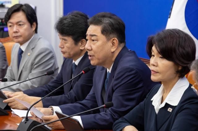 김병기 더불어민주당 원내대표가 30일 국회에서 열린 원내대책회의에서 발언하고 있다 사진연합뉴스