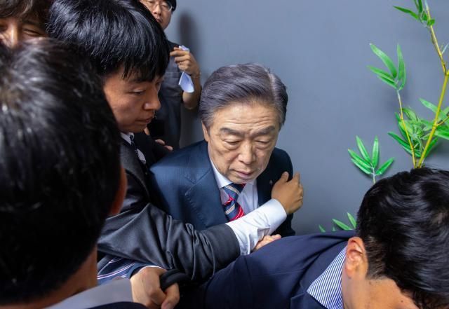 김형석 독립기념관장이 지난 8일 국회 소통관에서 독립기념관 바로 세우기 기자회견을 마친 뒤 기자회견 개최에 항의하는 시민단체의 항의를 받으며 회견장을 떠나고 있다 사진연합뉴스 