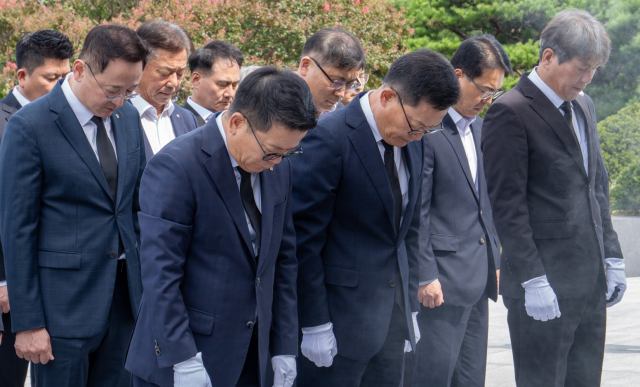 손재일 한화에어로스페이스 한화시스템 대표좌측 두번째와 어성철 한화오션 특수선사업부장좌측 첫번째이 임직원들과 함께 29일 국립서울현충원에서 참배하고 있다