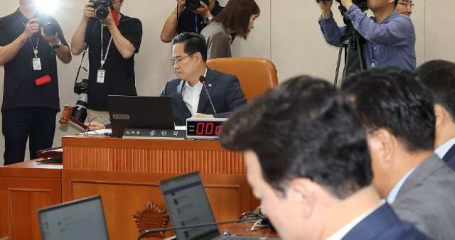 국회 기획재정위원회 국민의힘 소속 박수영 간사가 지난 7월 9일 국회에서 열린 구윤철 기획재정부 장관 임광현 국세청장 후보자 인사청문요청안 등을 심의하는 전체회의에서 의사봉을 두드리고 있다 사진연합뉴스