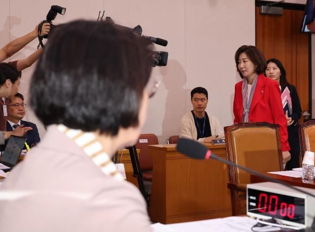 4일 서울 여의도 국회에서 열린 법제사법위원회 전체회의에서 국민의힘 나경원 의원이 밖으로 나서고 있다사진연합뉴스