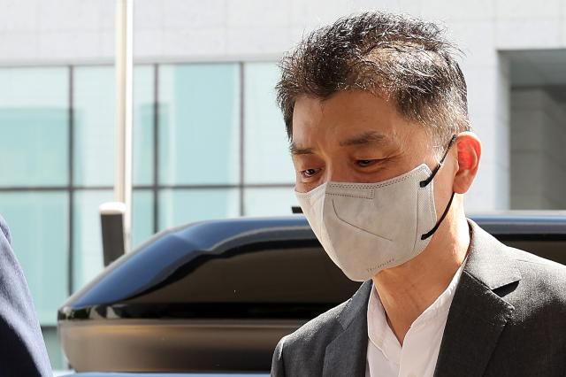 SM엔터테인먼트 시세조종 공모 의혹을 받는 카카오 창업자 김범수 경영쇄신위원장이 지난달 29일 오후 서울 양천구 서울남부지법에서 열린 1심 결심공판에 출석하고 있다 사진연합뉴스