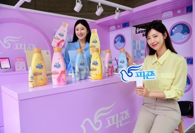 4일 서울 중구 동대문디자인플라자DDP에 있는 피죤 팝업스토어임시매장에서 모델들이 피죤 주요 제품을 소개하고 있다 사진피죤