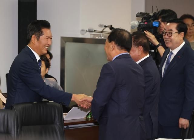 정청래 더불어민주당 대표가 4일 서울 여의도 중소기업중앙회에서 열린 중소기업인 정책간담회에서 참석 기업인들과 인사를 나누고 있다 사진연합뉴스