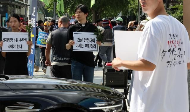 산업재해 유가족 등이 지난달 27일 건설의 날 기념식이 열린 서울 강남구 건설회관 앞에서 안전한 건설 현장을 위한 손팻말 시위를 하고 있다 사진연합뉴스