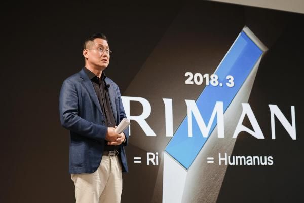 이태희 에스크베이스 대표가 지난 3일 제주 구좌읍에 있는 리만팜에서 자이언트 병풀을 소개하고 있다 사진리만코리아