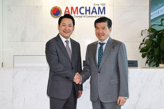 장동혁 국민의힘 대표왼쪽와 제임스 김 주한미국상공회의소 회장이 4일 서울 여의도 주한미국상공회의소에서 열린 국민의힘-주한미국상공회의소AMCHAM 간담회에 앞서 기념 촬영하고 있다 사진연합뉴스