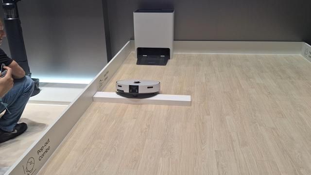 삼성전자가 내년 출시 예정인 로봇청소기가 IFA 2025에서 장애물 턱을 넘는 시연 행사를 하고 있다 사진조성준 기자
