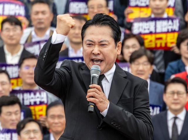 장동혁 국민의힘 대표가 4일 국회 본청 계단에서 열린 야당말살 정치탄압 특검수사 규탄대회에서 강력한 대 여당 대 정부 투쟁을 선언하는 규탄 연설을 하고 있다 사진연합뉴스