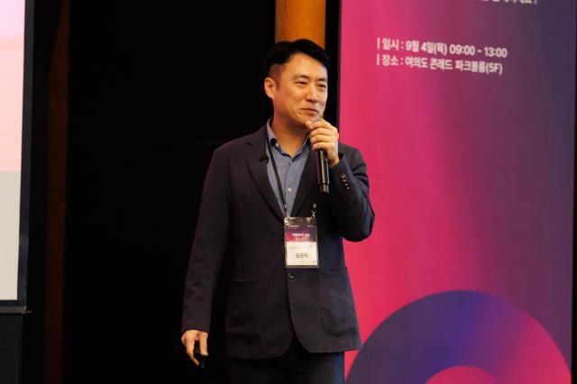 LG CNS가 4일 진행한 에이엑스씽크온 행사에서 LG 디스플레이 오준탁 상무가 에이엑스씽크 기반 업무혁신 사례를 발표하는 모습 사진LG CNS