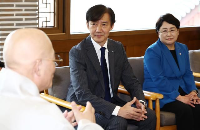 조국혁신당 조국 혁신정책연구원장 김선민 당 대표 권한대행이 4일 서울 종로구 조계사를 방문 총무원장 진우스님을 예방하고 있다 사진연합뉴스