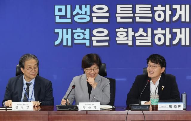 박주민 국회 보건복지위원회 위원장오른쪽이 4일 국회에서 열린 당정대 협의회에서 발언하고 있다 사진연합뉴스