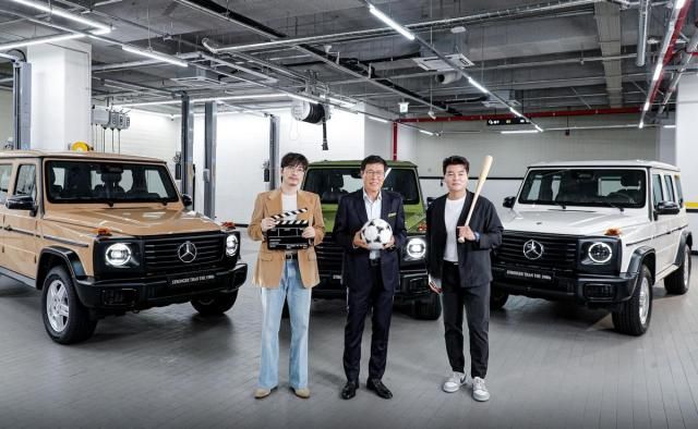 왼쪽부터 스타 배우 이동휘 축구 스타 차범근 야구 스타 추신수가 4일 서울 서초구 HS효성더클래스 메르세데스-벤츠 방배 서비스센터에서 열린 G-클래스 스트롱거 댄 더 1980 에디션 출시 기념 행사에 참석했다 사진메르세데스-벤츠
