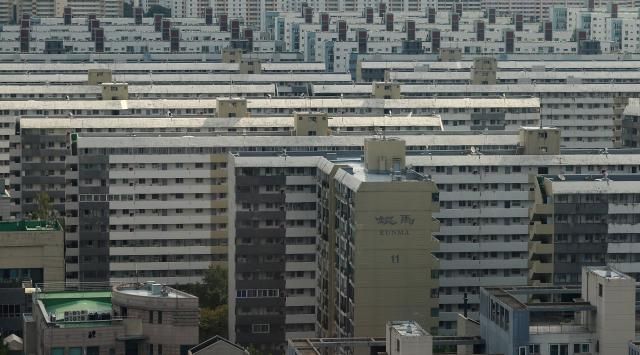 서울시는 지난 1일 열린 제9차 도시계획위원회 신속통합기획 정비사업 등 수권분과위원회에서 강남구 은마아파트 재건축 정비계획 결정안을 수정 가결했다고 2일 밝혔다 이에 따라 은마아파트는 최고 49층 5천893세대공공주택 1천90세대 규모 단지로 탈바꿈한다 사진은 2일 서울 강남구 은마아파트 단지 모습 202592 사진연합뉴스