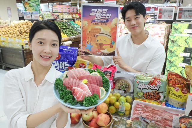 이마트가 47일 고래잇 페스타를 개최한다 사진은 지난 4일 서울 이마트 용산점에서 모델들이 행사 할인 상품을 소개하고 있는 모습 사진이마트