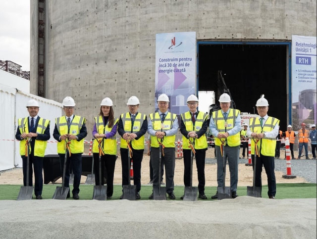 한수원이 3일현지시간 루마니아 체르나보다 원전 설비개선사업 착공식을 가졌다사진 왼쪽부터 알프레도 만고니 주 루마니아 이탈리아 대사 임갑수 주 루마니아 대한민국 대사 여성 오른쪽미하이 조아러 SNN발주사 부사장 개리 로즈 캔두 에너지 CEO 개빈 부찬 주 루마니아 캐나다 대사 이안 에드워즈 atkins realis CEO 황주호 한수원 사장 사진한국수력원자력