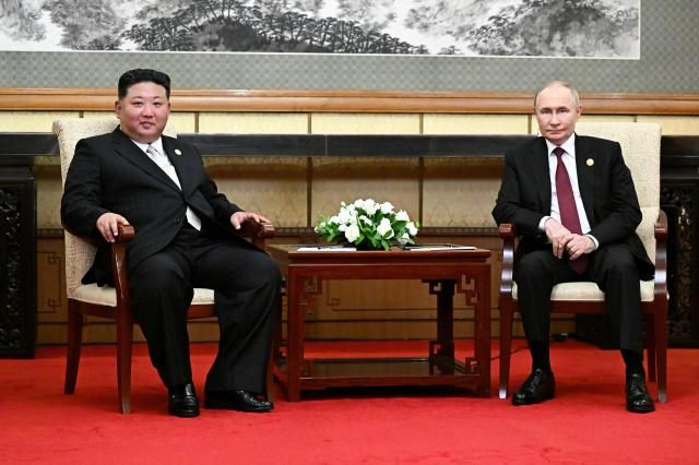 블라디미르 푸틴 러시아 대통령오른쪽과 김정은 북한 국무위원장이 3일 중국 댜오위타이 국빈관에서 회담하고 있다 사진타스·연합뉴스