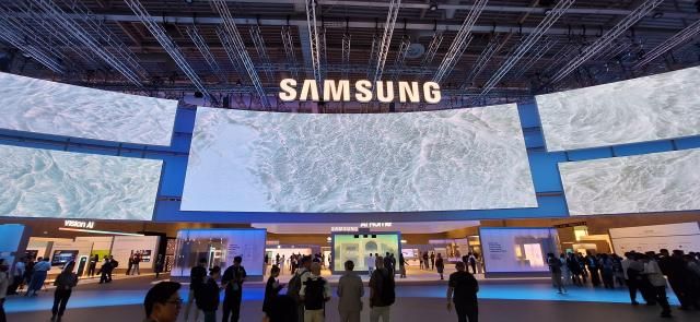 독일 베를린 메세 베를린Messe Berlin에 있는 IFA 2025 삼성전자 부스 입구에 초대형 LED패널이 설치된 모습 사진조성준 기자