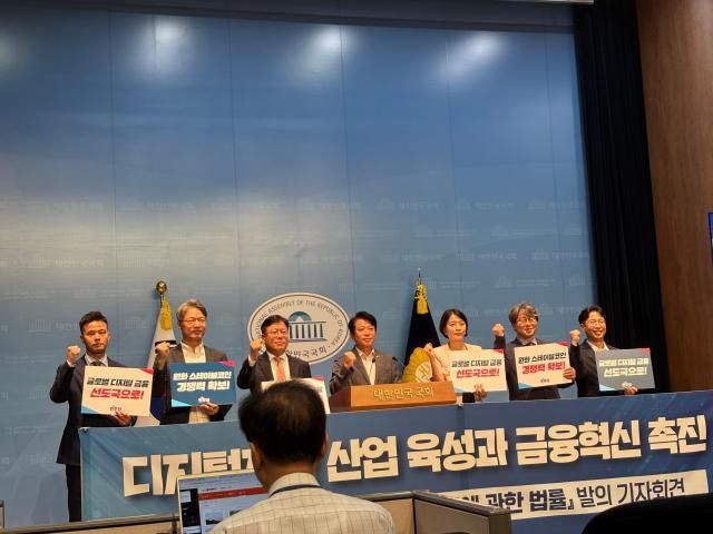 이강일 더불어민주당 의원은 4 일 국회 소통관에서 기자회견을 열고 디지털자산산업의 혁신과 성장에 관한 법률디지털자산혁신법 제정안을 공개했다 사진정윤영 기자