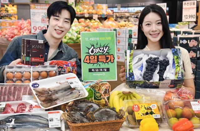 홈플러스가 47일 크레이지 4일 특가 행사를 연다 사진은 행사 하루 전인 3일 서울 강서구 홈플러스 메가 푸드 마켓 라이브 강서점에서 모델들이 행사 상품을 소개하고 있는 모습 사진홈플러스