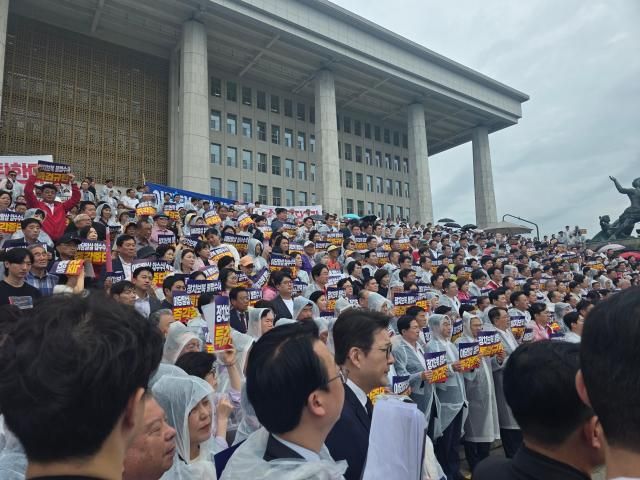 4일 국민의힘 의원들이 국회에서 야당 탄압 이라 적힌 피켓을 들고 농성을 하고 있다 사진신진영 기자