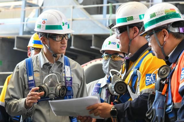 사진1 HD현대 정기선 수석부회장이 4일목 전남 영암군에 위치한 HD현대삼호 조선소를 찾아 주요 생산 설비와 고위험 작업 현장을 점검했다jpg
