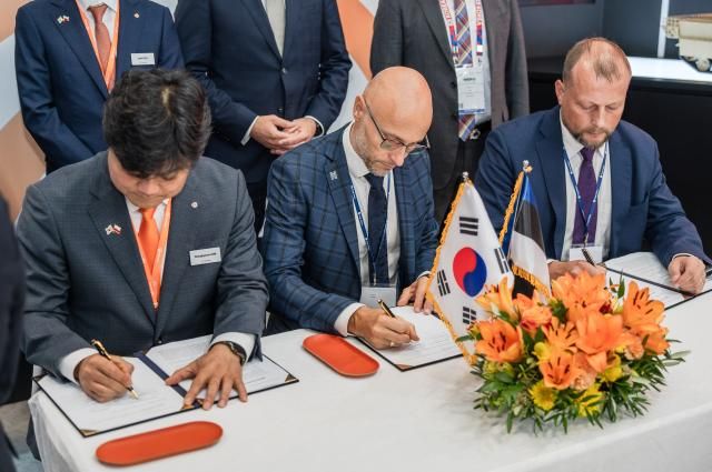 왼쪽부터 김동현 한화에어로스페이스 LS사업부장 에스토니아 기업의 피터 스미트 노르탈 방산사업 총괄 빌리코 누르모아 센서스큐 공동 창업자가 3일현지시간 폴란드 키엘체에서 열리고 있는 국제 방위산업 전시회MSPO 2025에서 보병전투장갑차 전장관리시스템 공동개발을 위한 양해각서MOU에 서명하고 있다 사진한화에어로스페이스